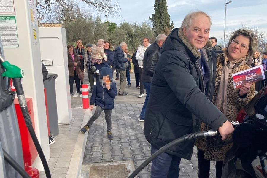 Il sindaco Stefano Burocchi fa il pieno all’inaugurazione del distributore