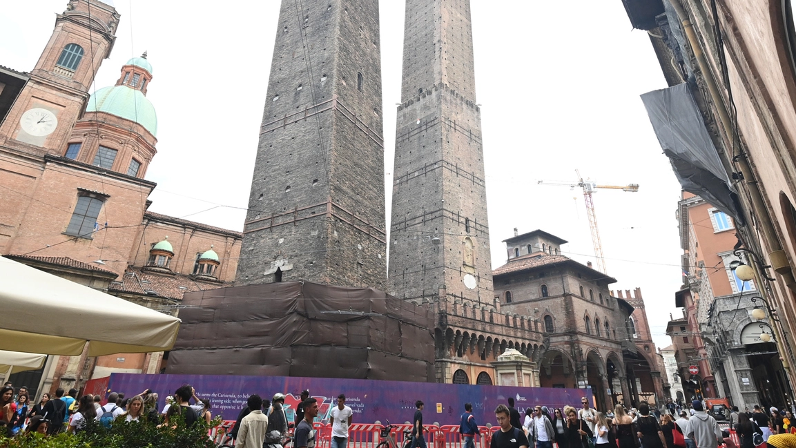 Torre Garisenda di Bologna: si apre la settimana decisiva (foto Schicchi)