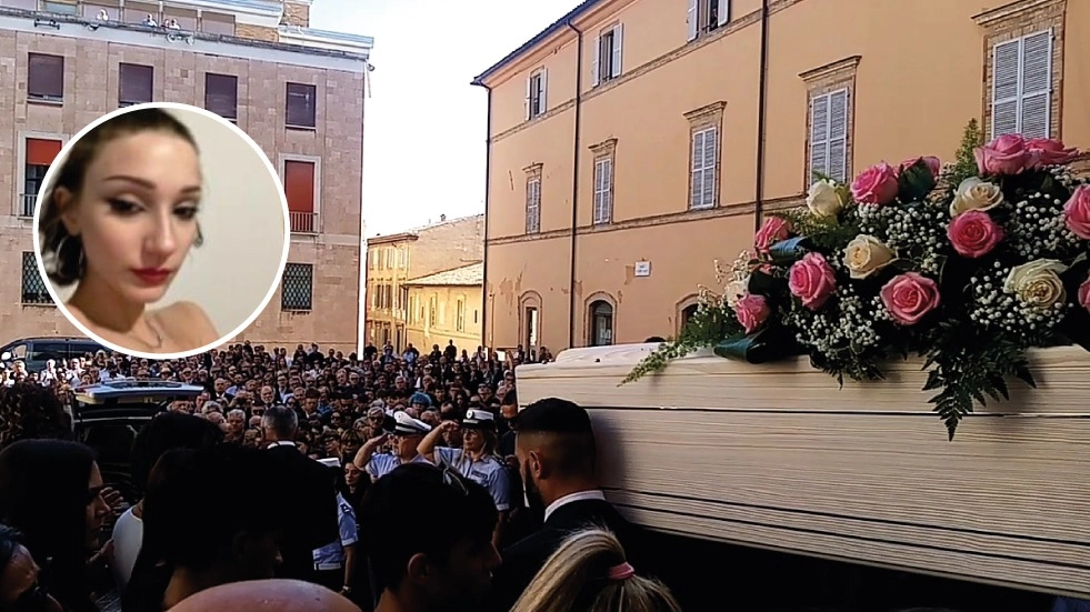 Il funerale di Camilla Di Pietro, la 18enne stroncata da una malattia: un lungo applauso ha accompagnato l’uscita del feretro