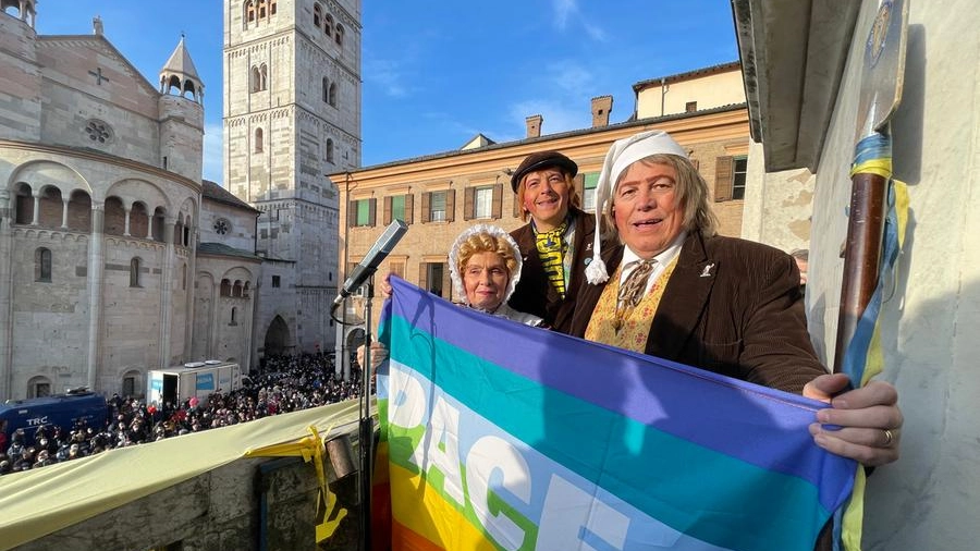 La famiglia Pavironica dal balcone del Municipio per il consueto sproloquio di Sandrone