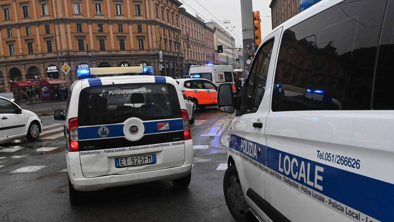 Donna trovata a terra in viale Pietramellara: è stata urtata da un autobus (foto Schicchi)