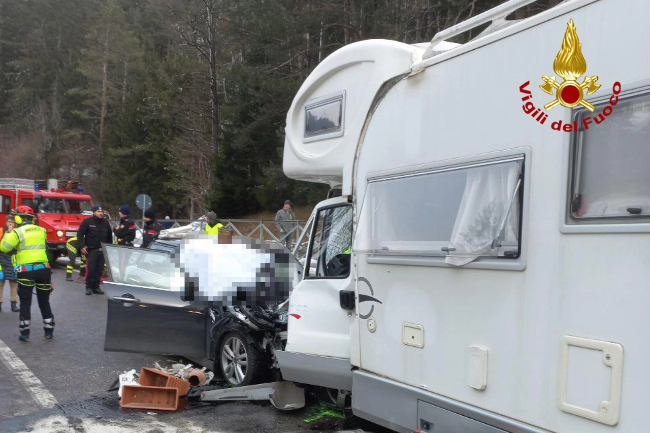 Scontro auto-camper, morta una donna, 5 feriti, tra cui 2 bimbi