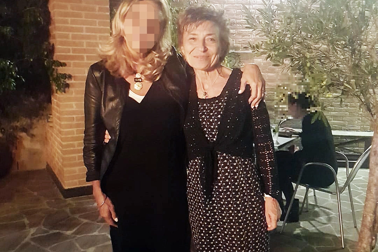 Una foto che ritrae Isabella Linsalata con un'amica