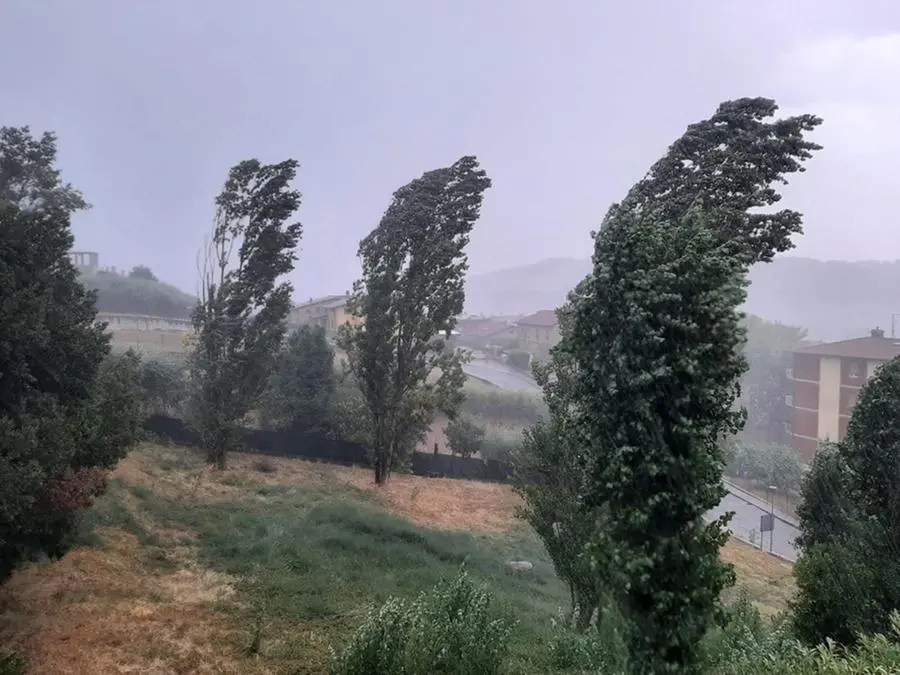 Previsioni meteo, venerdì perturbato. Piogge e temporali sparsi: ecco dove