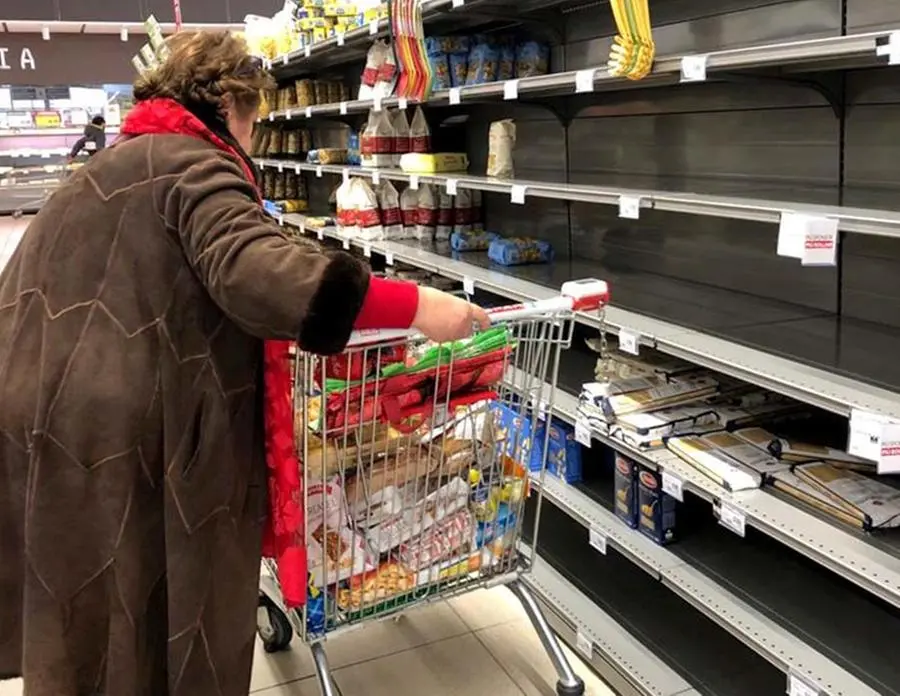 Guerra in Ucraina: corsa alle scorte al supermercato, dalla pasta all'olio