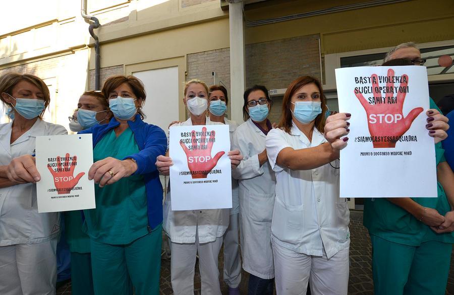 Pesaro, Aggressione Al Pronto Soccorso. Flash Mob: "Basta Violenza In ...