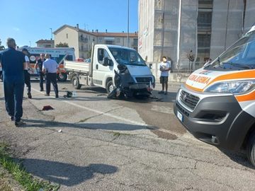 Incidente a Jesi, Vespa contro furgone: 43enne in condizioni disperate, grave l'amico