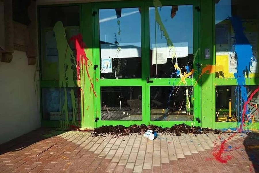 Municipio di Anguillara imbrattato contro la cittadinanza a Bolsonaro