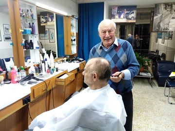 Barba e capelli per 70 anni: chiude lo storico barbiere