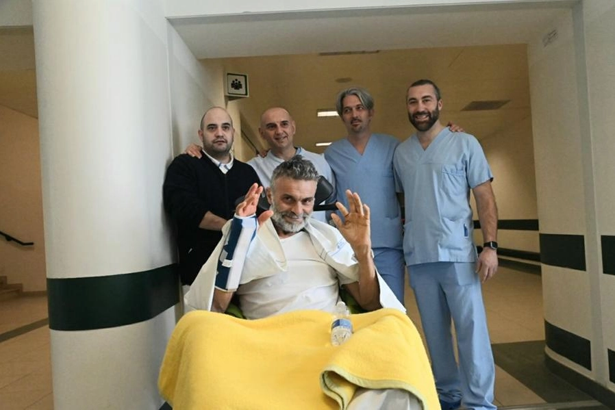 Il pilota Lorenzo Maestrami con l'équipe medica del Maggiore di Bologna che lo ha curato