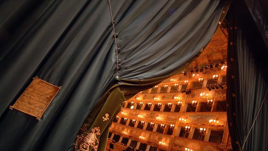 Dai carri allegorici in miniatura agli spettacoli di clownerie diffusi per la città, il programma del Carnevale di Venezia è pieno di sorprese. Ecco il programma dal giovedì grasso al gran finale