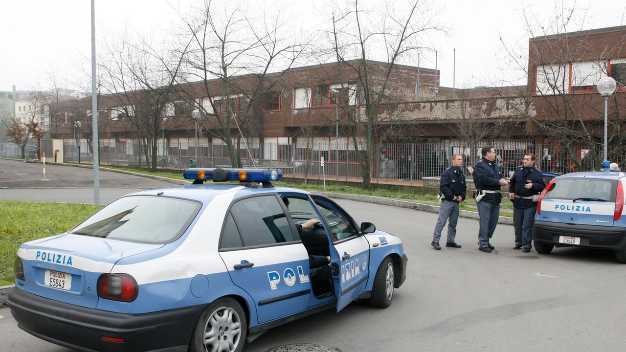 Istituto Cattaneo, controlli della polizia (FotoFiocchi)