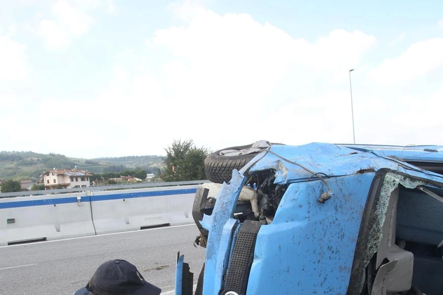 Un poliziotto della Stradale controlla l’auto delle due vittime e del figlio, ieri dimesso