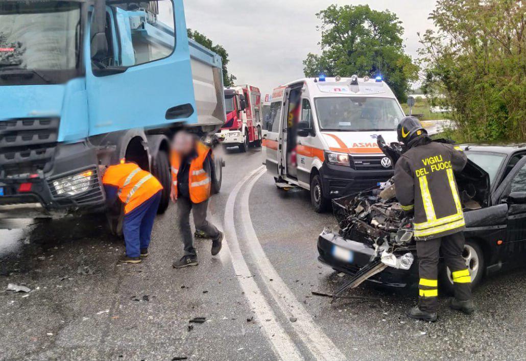 Frontale Tra Auto E Camion: C’è Un Ferito