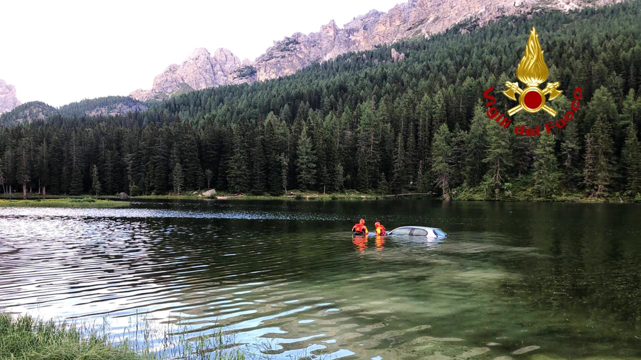 Parcheggia e dimentica freno a mano, auto nel lago di Misurina: a recuperarla i vigili del fuoco di Cortina