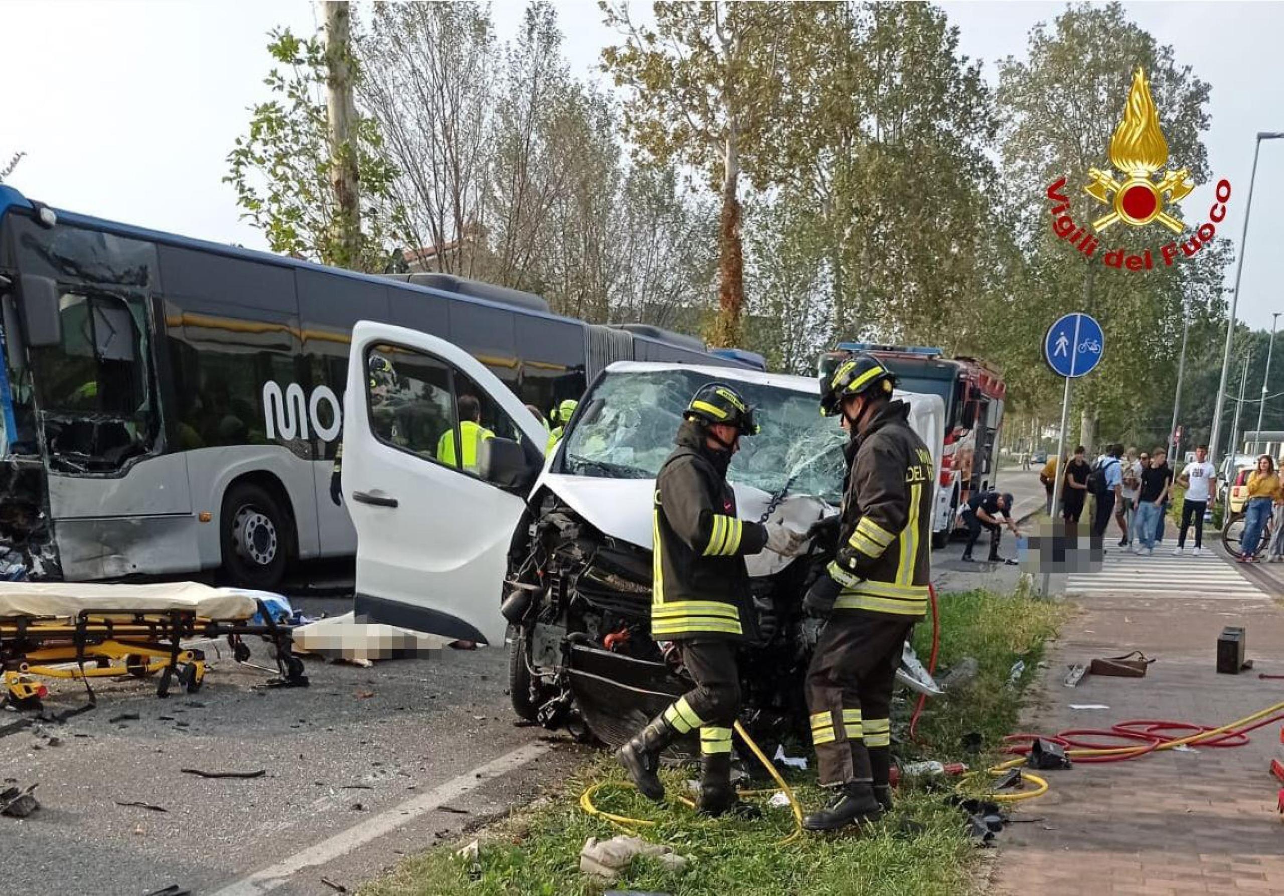 Frontale Tra Un Furgone E Un Autobus Di Linea A Montebelluna (Treviso ...