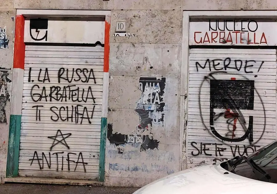 La Russa, scritte e striscione contro il presidente del Senato. Scontro Letta-Meloni