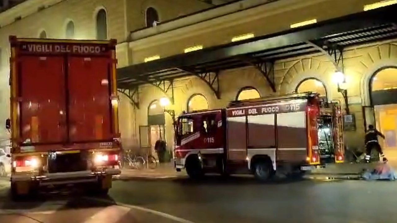 Vigili del fuoco in stazione a Bologna