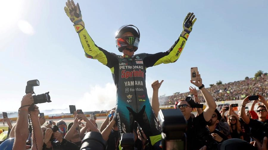 Valentino Rossi a Valencia festeggiato da team e tifosi (Ansa)