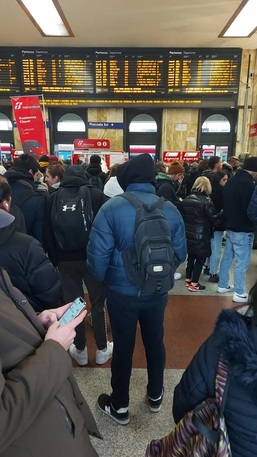 Bonus trasporti, file infinite in stazione a Bologna per il rinnovo dell'abbonamento