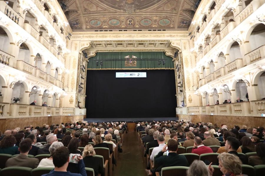 Pubblico delle grandi occasioni per l'ultimo spettacolo prima dei lavori