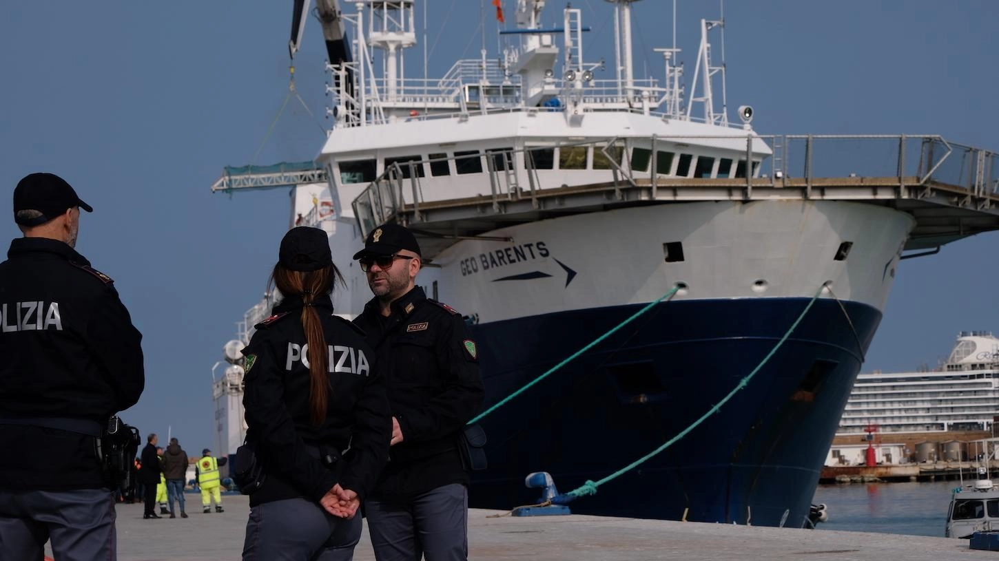 Lo sbarco della Geo Barents. Porto, arrestato uno scafista: aveva accettato di guidare la barca di disperati verso l’Italia