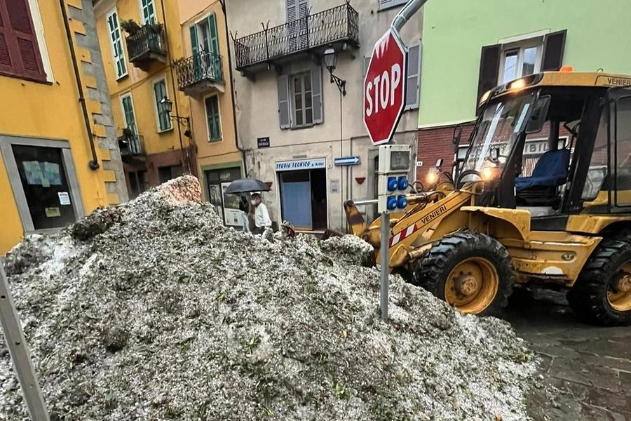 Il cumulo di grandine raccolta in centro a Bedonia