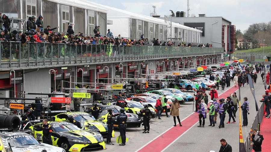 Una manifestazione motoristica all’interno dello storico circuito in riva al Santerno