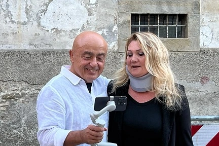 Il comico Cevoli s’è intrattenuto anche con la sindaca di Tredozio Simona Vietina