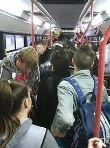 Fermo, ragazzino non gli cede il posto: tira fuori il coltello sull’autobus