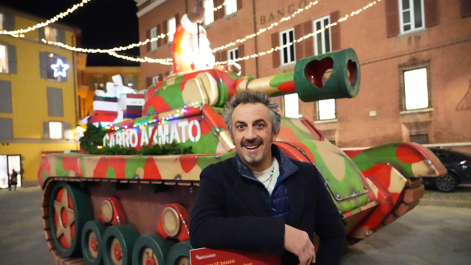 Il carro 'amato' e l'autore Lorenzo Lunati in piazza XX Settembre