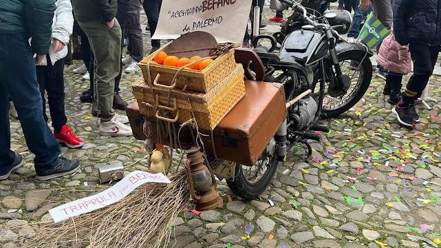 Correggio, si rinnova sabato mattina l’appuntamento per gli amanti delle due ruote. In Corso Mazzini mezzi d’epoca, travestimenti e voglia di leggerezza . .