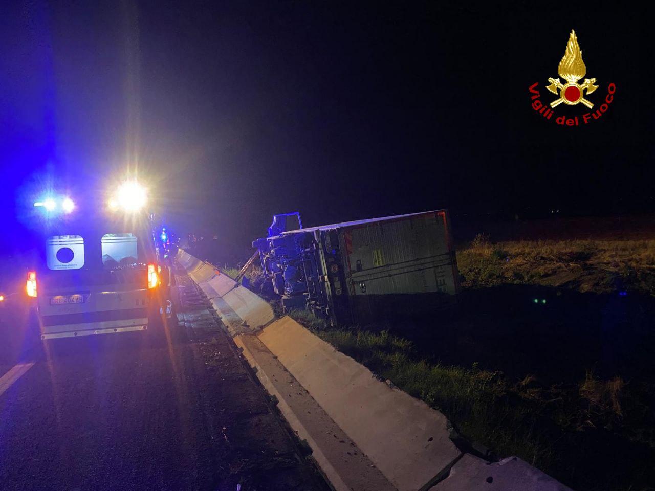 Incidente Sulla A14 A Bologna, Camion Urta Un’auto Nella Notte E Si Ribalta