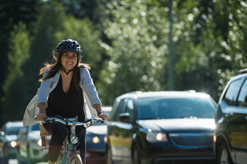 Una bici può sorpassare un’auto? Ecco cosa dice il Codice della Strada