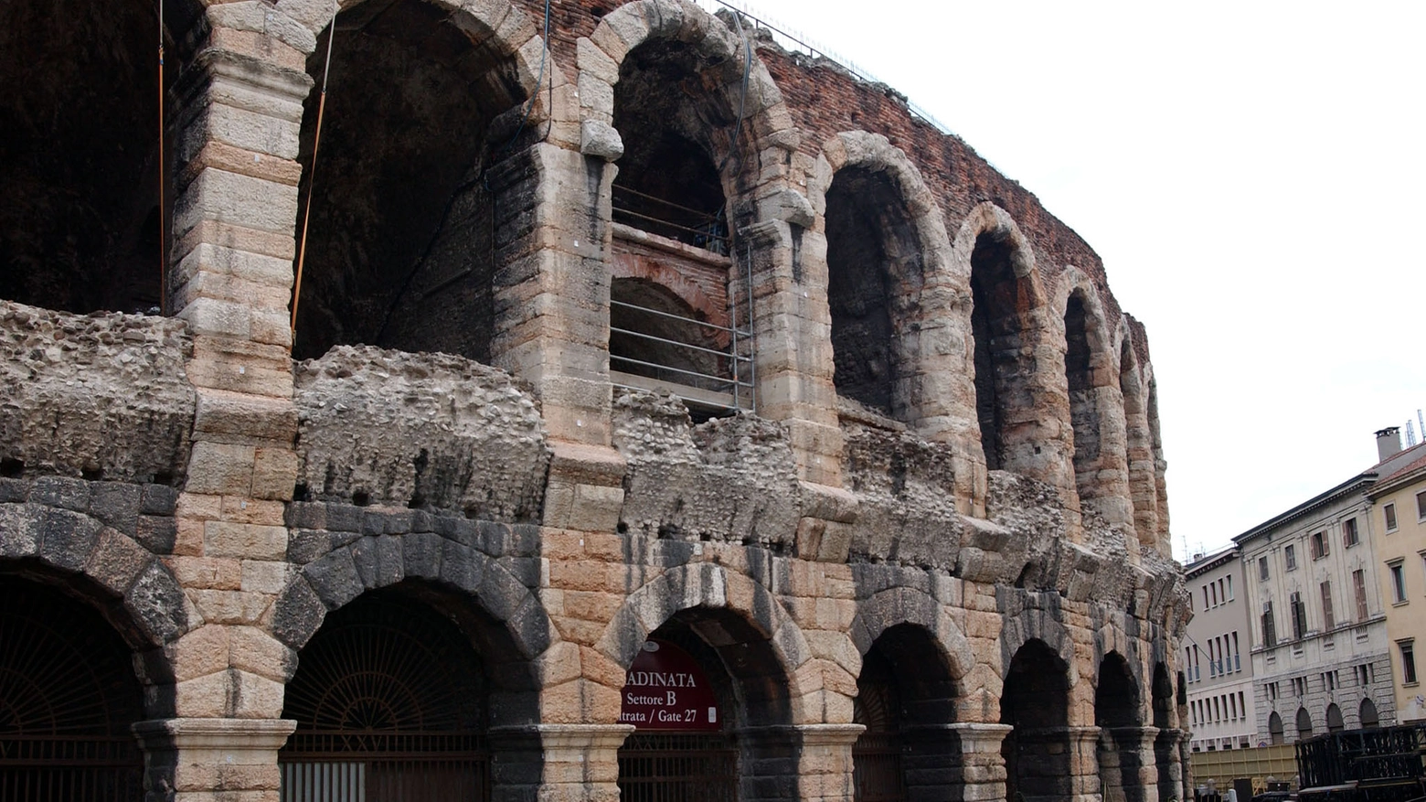 Verona, Rana e Veronesi sono i primi ad ‘adottare’ le colonne dell’Arena