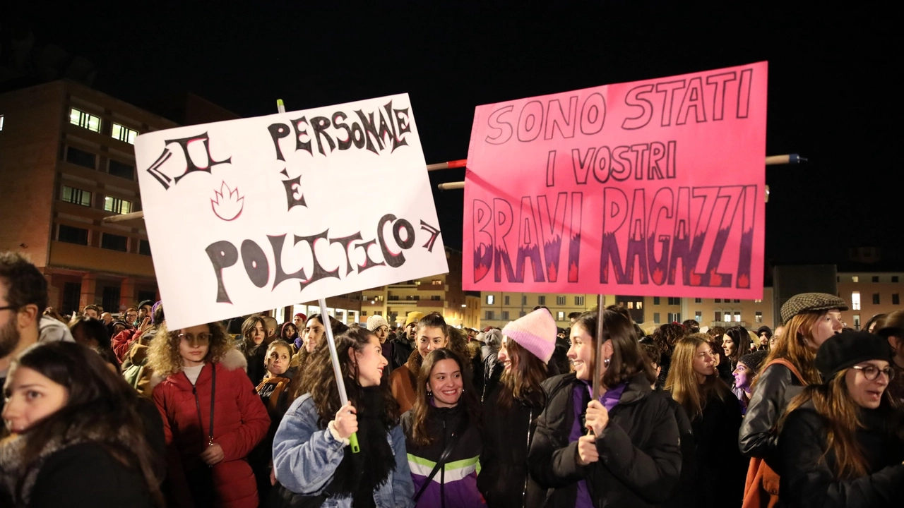 La grande partecipazione, con migliaia  di persone, alla manifestazione di Non una di meno contro la violenza sulle donne a Bologna