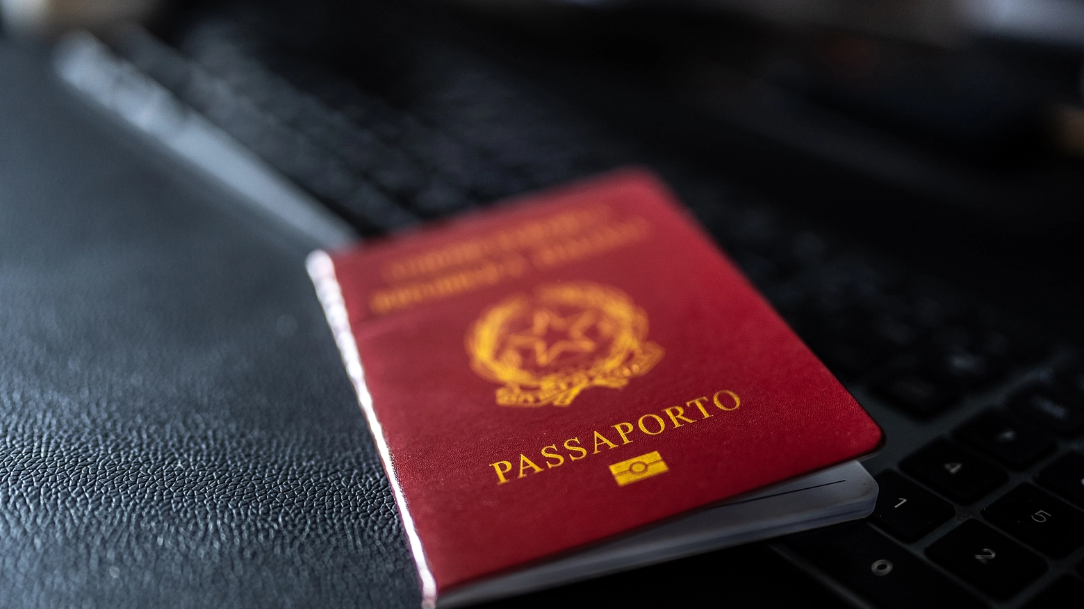 Due persone cercavano di avere il passaporto ma hanno presentato documenti falsi