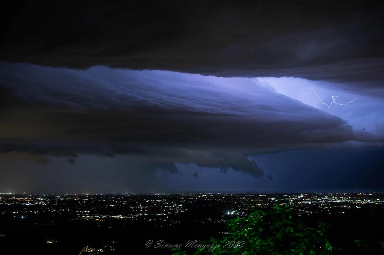 Nubifragio, vento forte e grandine: il maltempo sulle coste dell'Emilia Romagna (foto Mengozzi per MeteoRoby)