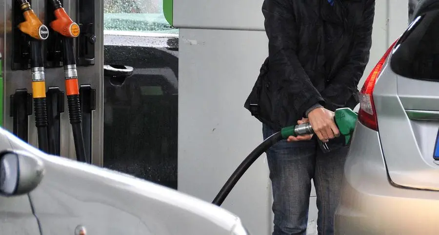 Ravenna, trova la tessera carburante dei vigili e fa benzina: nei guai