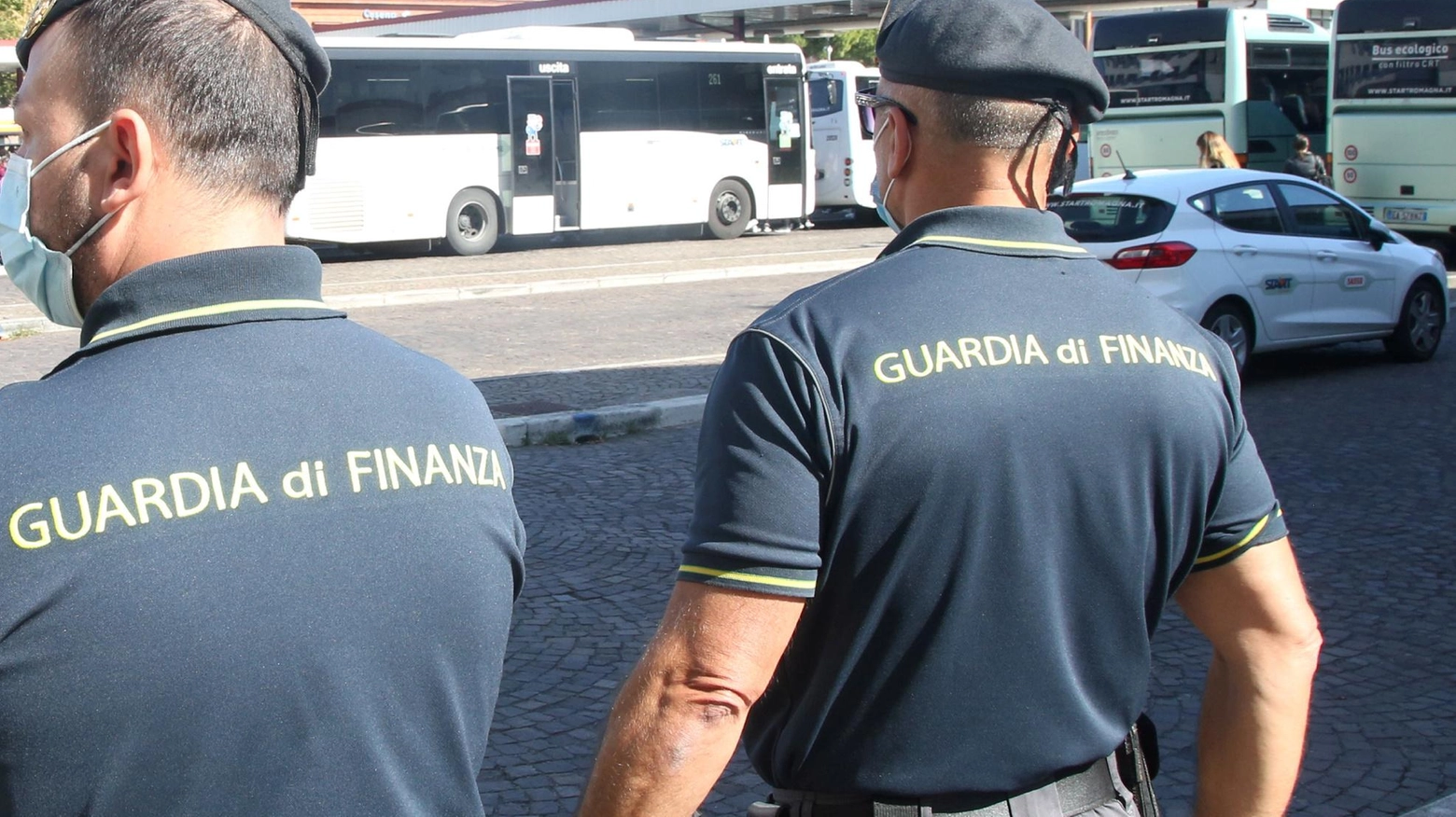 Porto Recanati, Finanzieri sequestrano centinaia di bracciali e collanine ad ambulante senza licenza