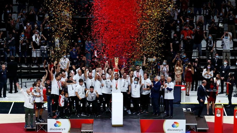 La festa della Virtus Bologna dopo la vittoria in Supercoppa