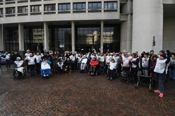 Bologna, protesta dei malati di Sla in Regione: “Non chiudete il centro Bene al Bellaria”