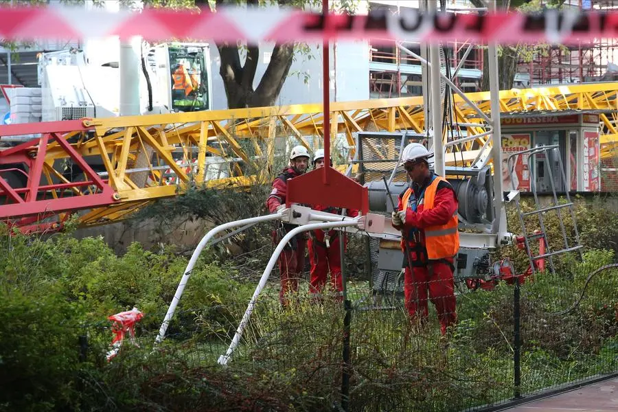 Gru caduta in via Marzabotto a Bologna, strada riaperta al traffico