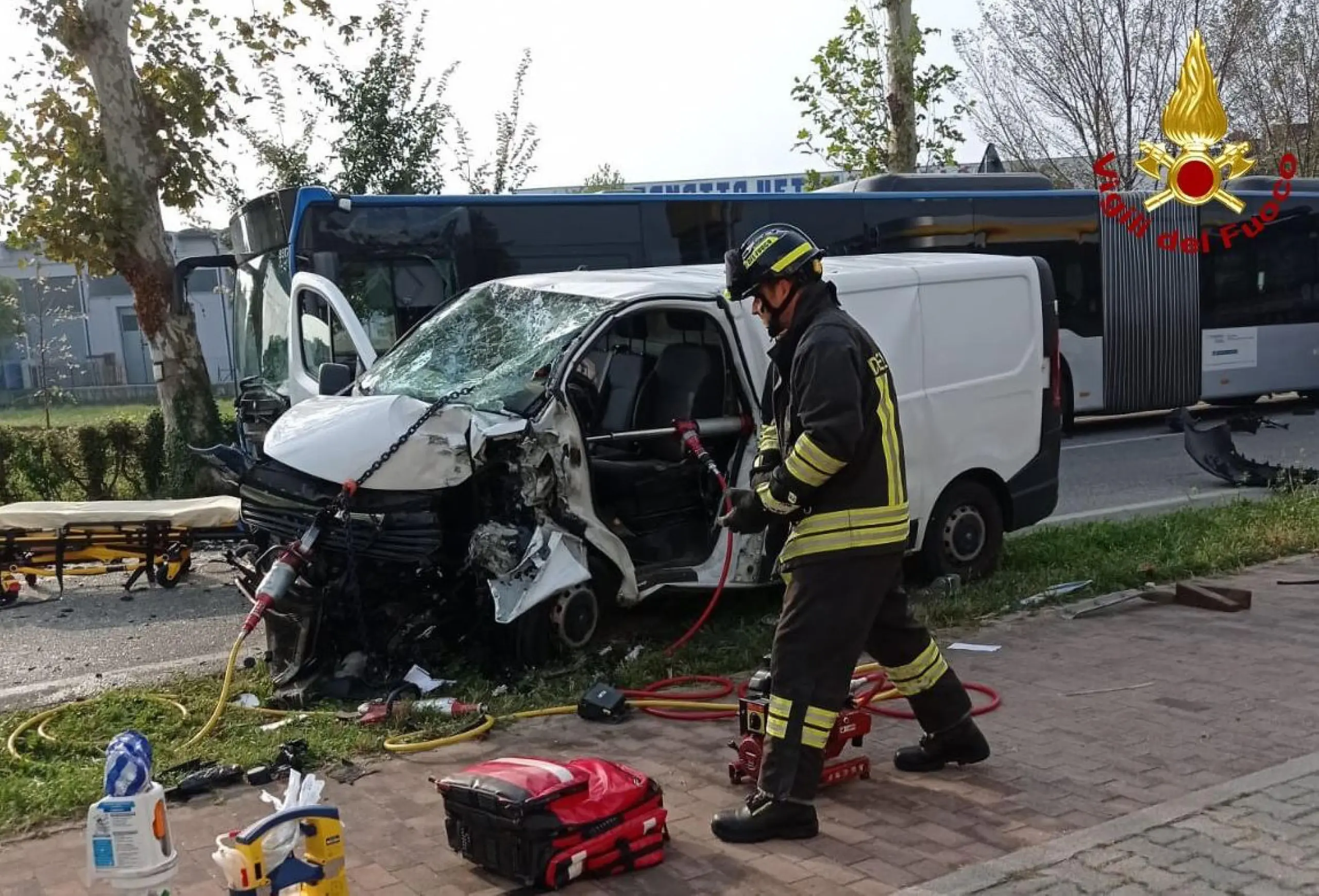 Frontale Tra Un Furgone E Un Autobus Di Linea A Montebelluna (Treviso ...