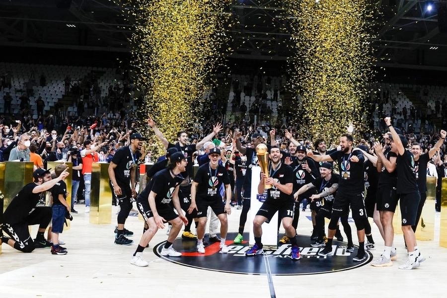 Virtus Bologna, la vittoria dello scudetto (Ansa)