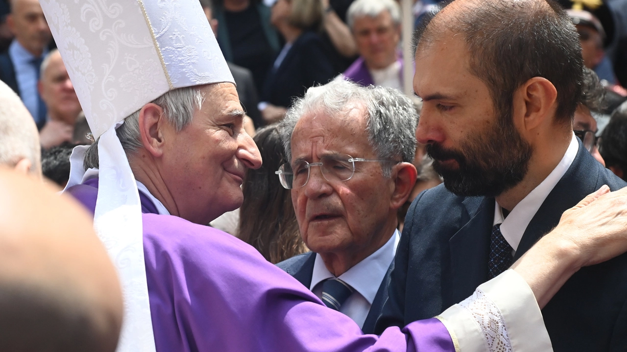 Monsignor Zuppi con la famiglia Prodi fuori dalla chiesa di San Giovanni in Monte (foto Schicchi)