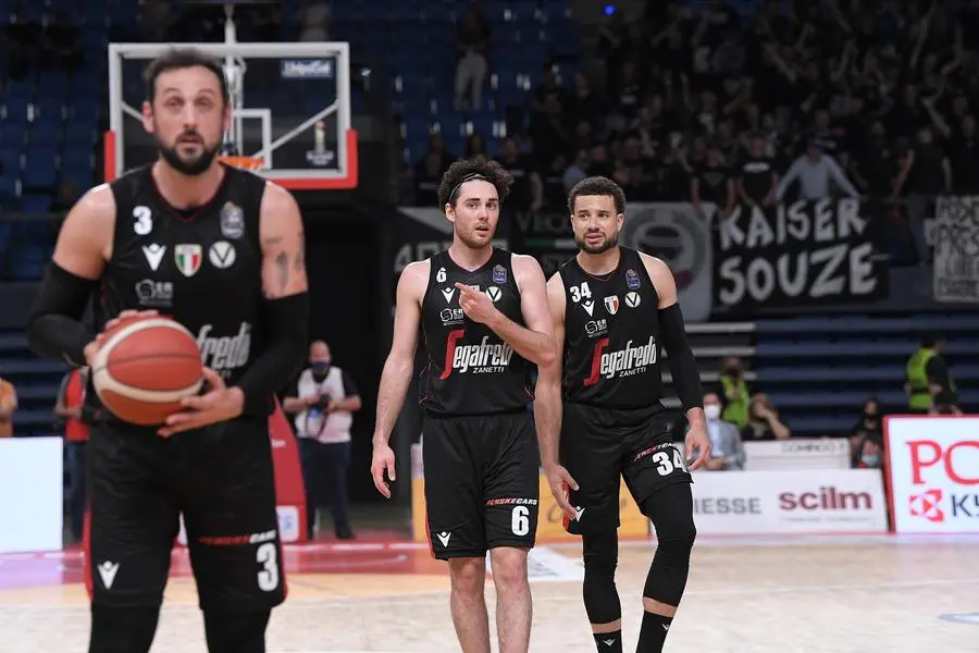 Basket, semifinali playoff: la Virtus Bologna spazza via Tortona e si porta  sull'1-0 - la Repubblica