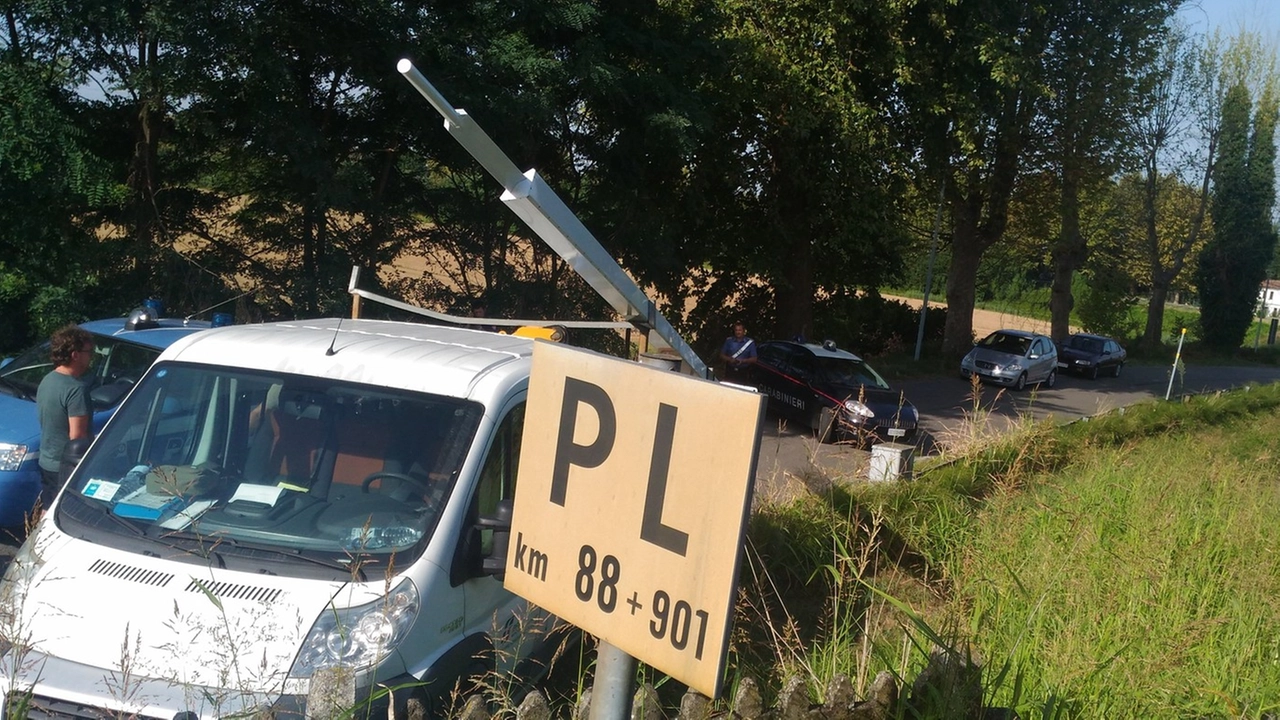 Le immagini del passaggio a livello distrutto nei pressi della stazione di Fratta Polesine (Foto Di Santo)