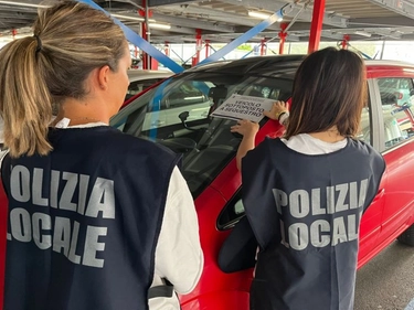 Taxi abusivi all’aeroporto di Bologna: due auto sequestrate
