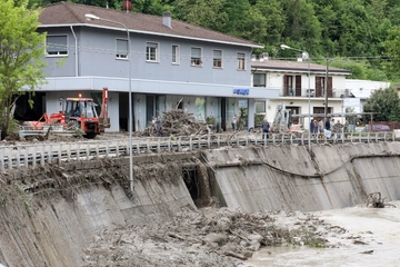 Maltempo a Bologna oggi, Monterenzio spaccata in due dalle frane. Altri evacuati a Medicina, diretta